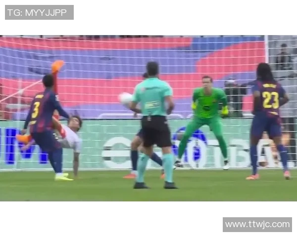 西甲赛场惊现超远神仙球悍将滑倒半场吊射门将无奈失守